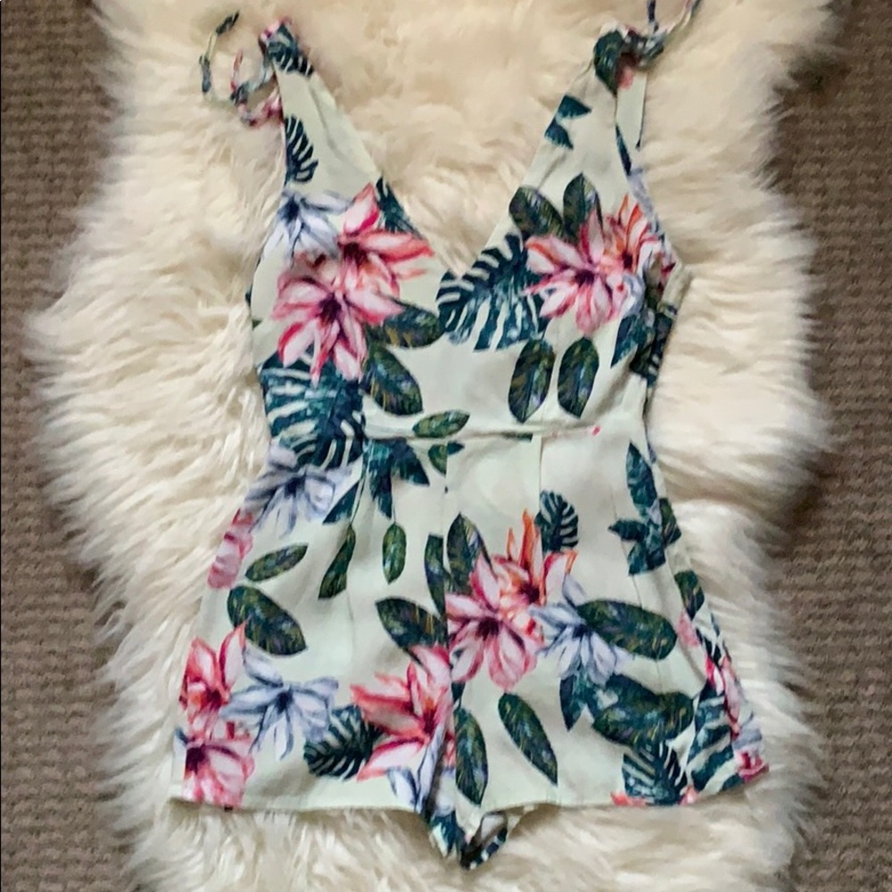 ❤️❤️Forever 21 Floral Romper size Small